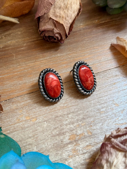 Oval Red Spiny Oyster Rope Border Stud Earrings – Option 2
